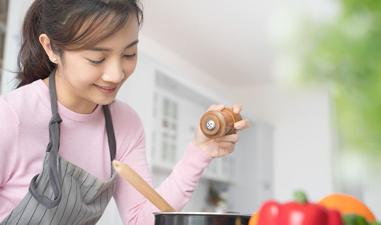 塩を入れる女性