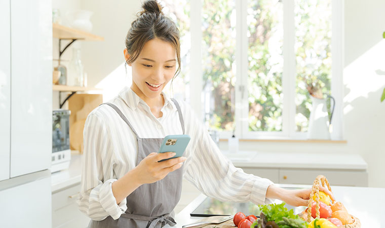 スマホを確認する女性