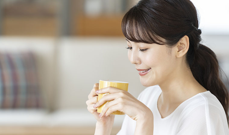 ブラックコーヒーを飲む女性