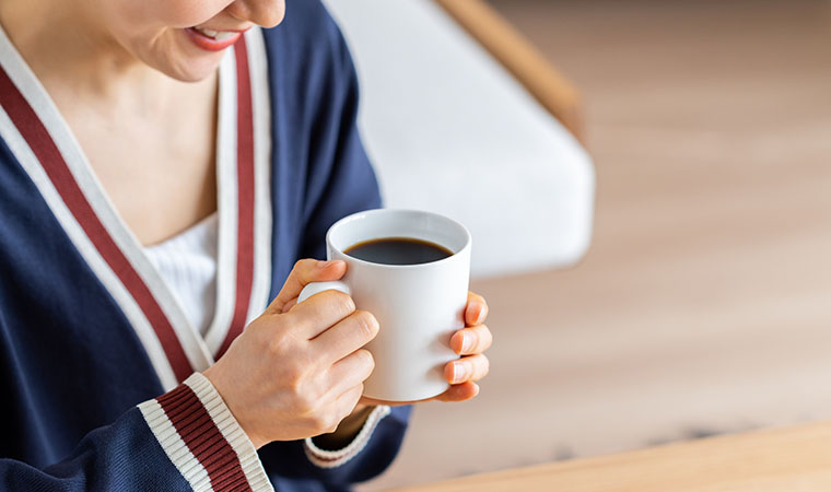 ブラックコーヒーを飲む女性