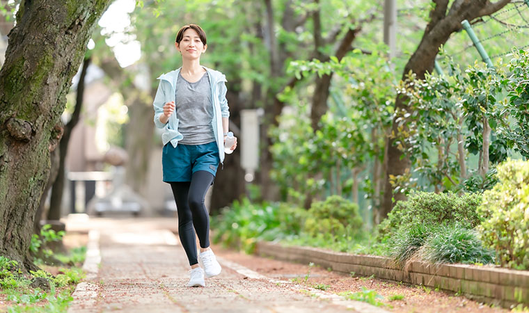 ウォーキングする女性