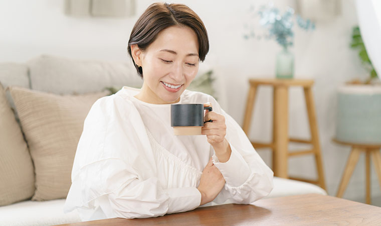 コーヒーを飲む女性