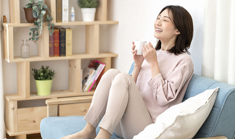 コーヒーを飲む女性