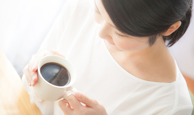 コーヒーを飲む女性