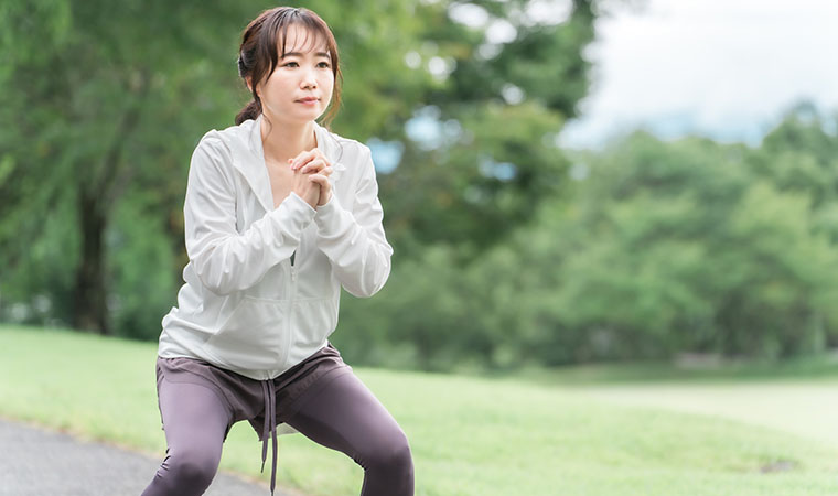 スクワットをする女性