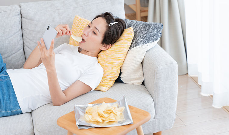 お菓子を食べる女性