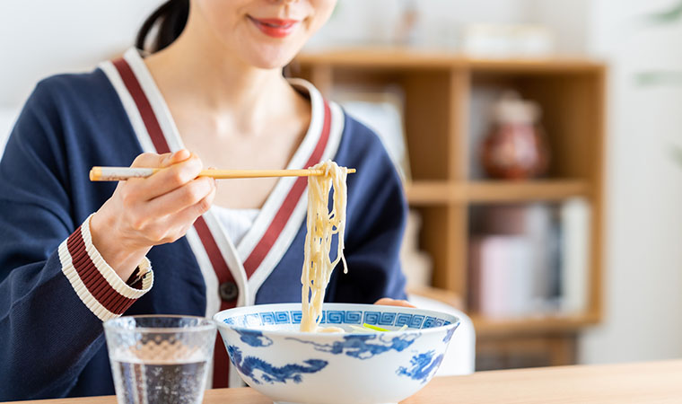 ラーメンを食べる女性