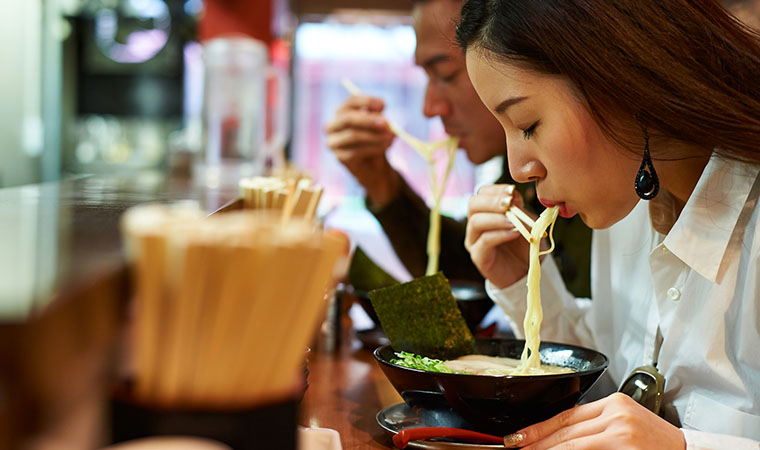 ラーメンを食べる女性