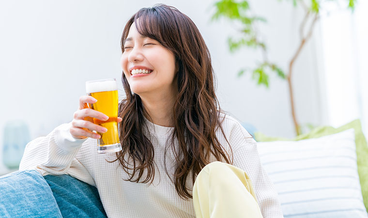 ビールを飲む女性