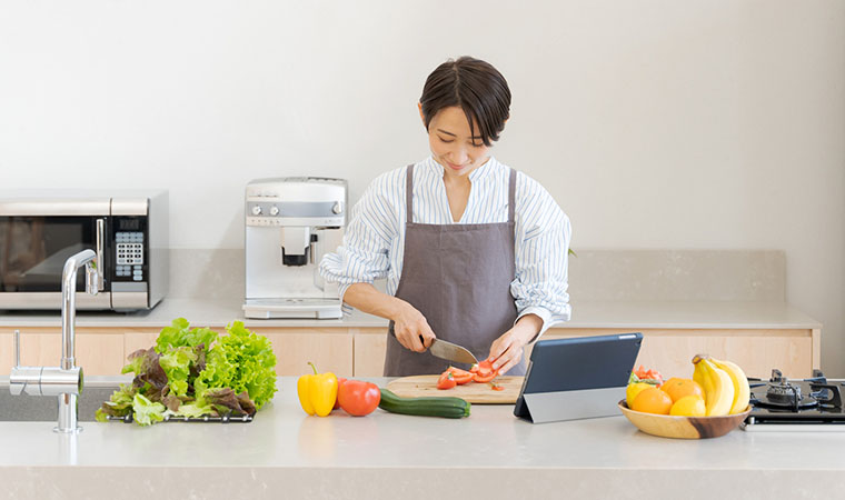 調理する女性