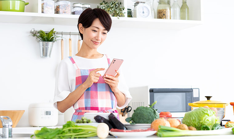 食材を確認する女性