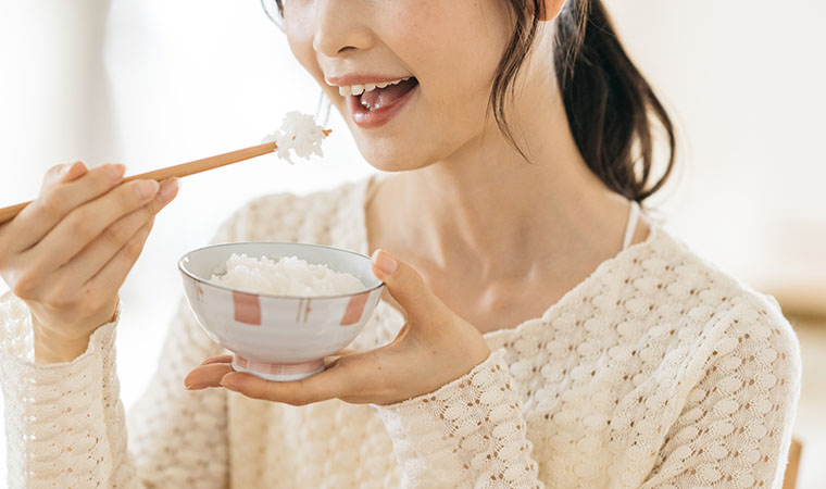 ご飯を食べる女性