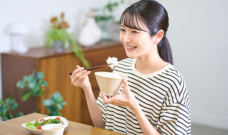 昼ごはんを食べる女性