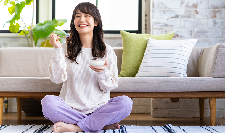 ヨーグルトを食べる女性