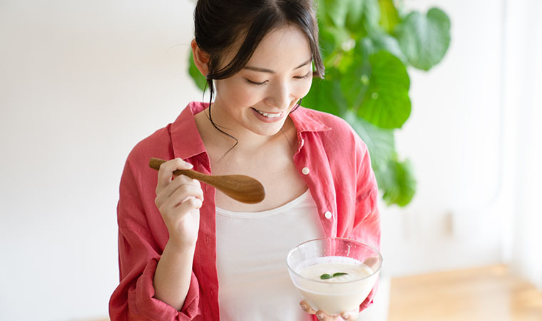 ヨーグルトを食べる女性