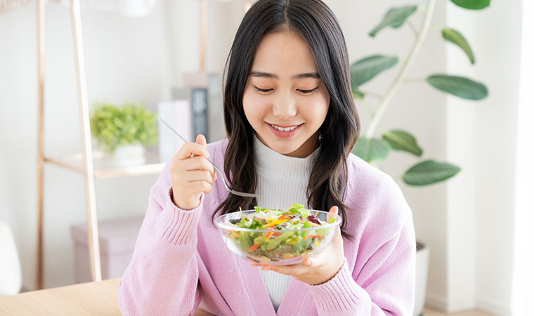 サラダを食べる女性