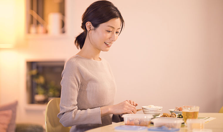 食事する女性