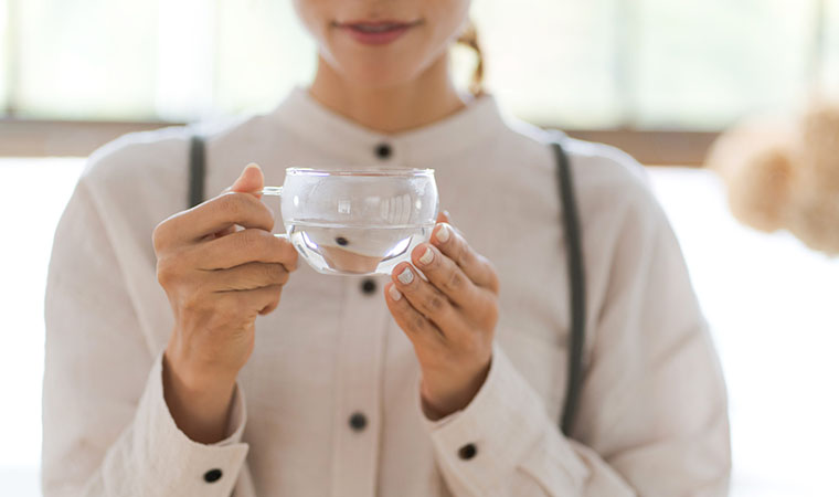 白湯を飲む女性