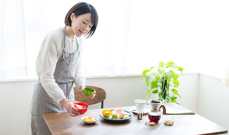 食事を用意する女性