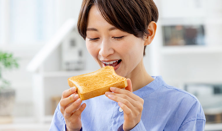 食パンを食べる女性