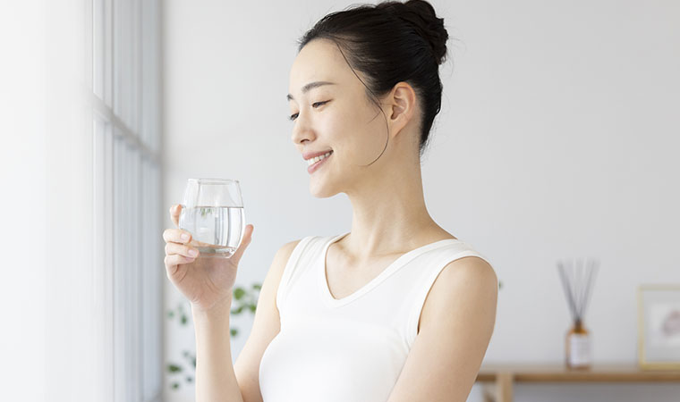 水を飲む女性