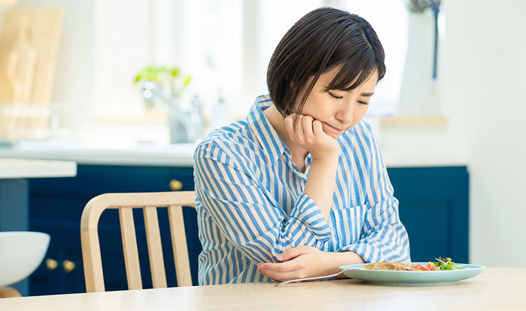 食事を悩む女性