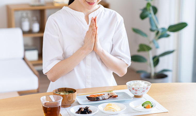 食事をする女性