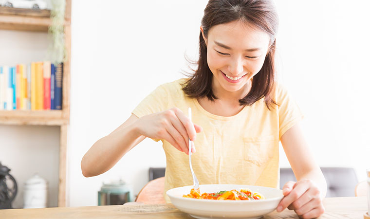 パスタを食べる女性