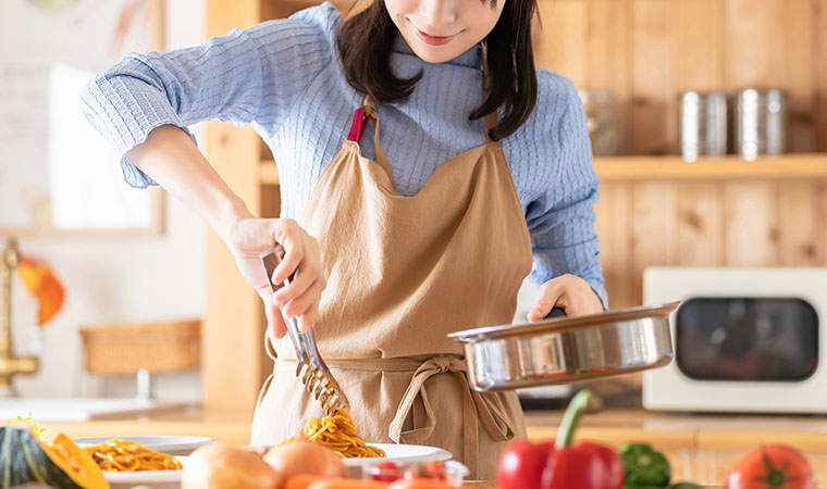 パスタを盛り付け