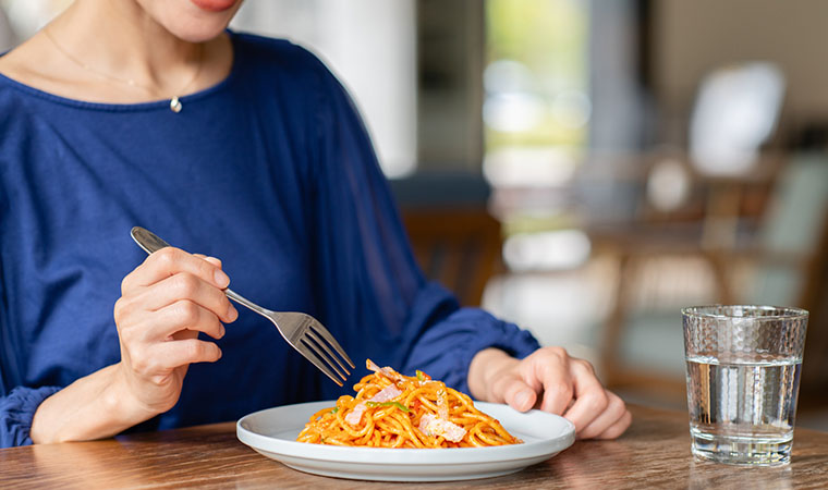 パスタを食べる女性