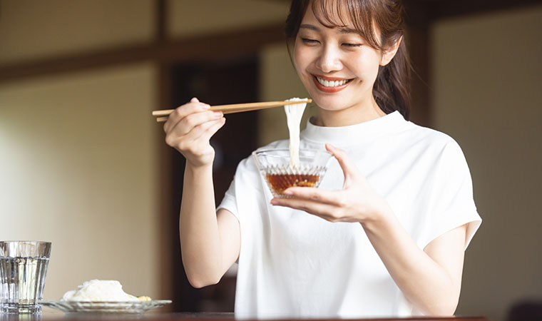 そうめんを食べる女性